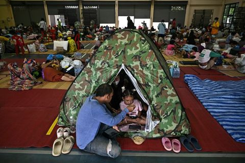 Geflüchtete in einer Notunterkunft in Thailand
