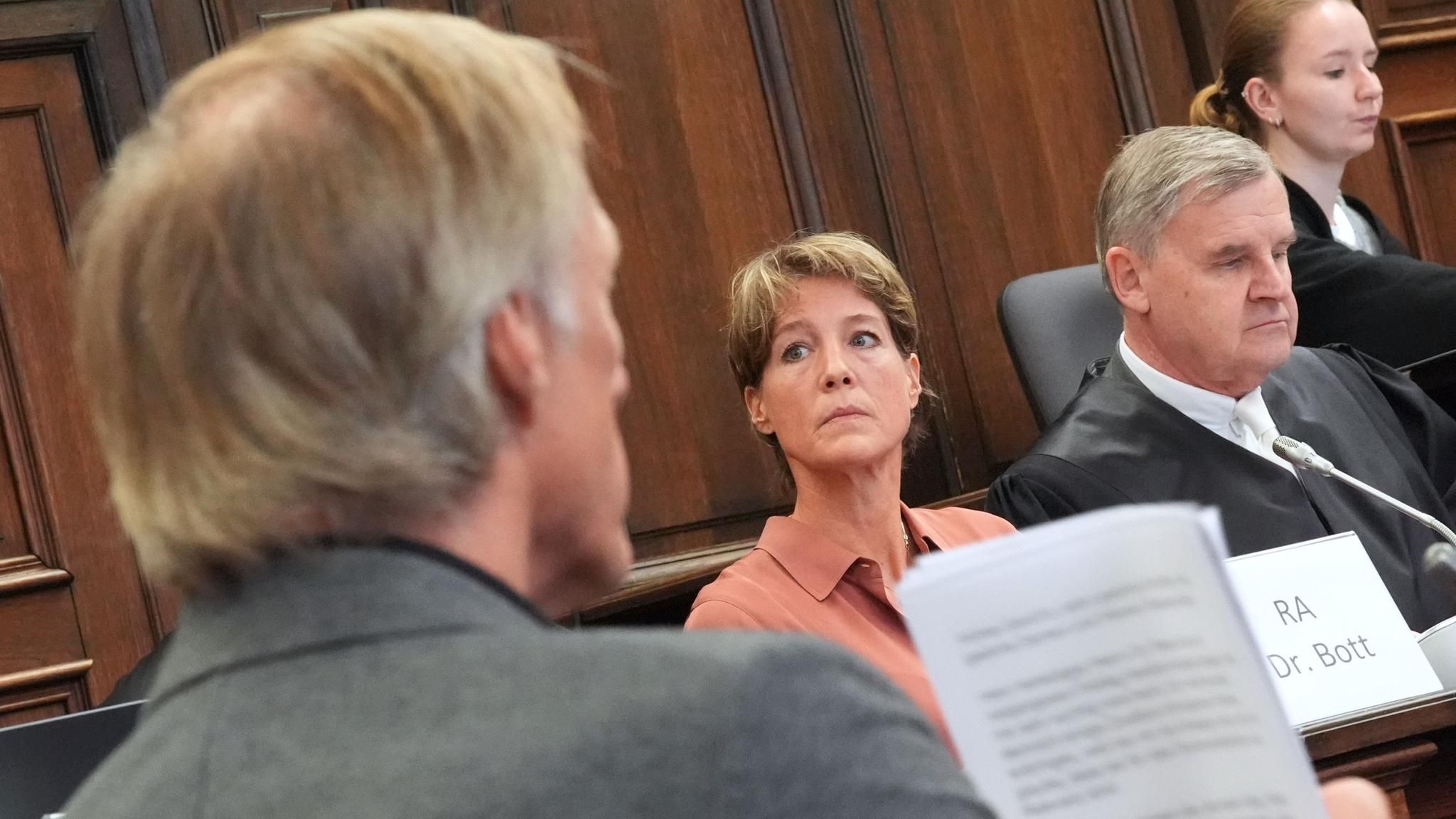Christina Block (m) neben ihrem Anwalt. Im Vordergrund ihr Lebensgefährt Gerhard Delling