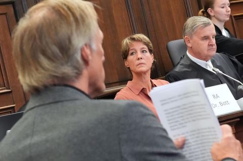 Christina Block (m) neben ihrem Anwalt. Im Vordergrund ihr Lebensgefährt Gerhard Delling