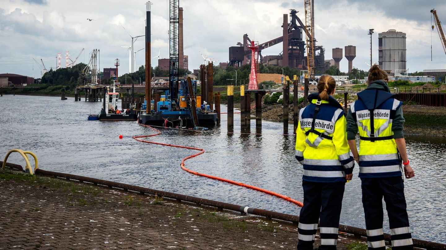Bergungsarbeiten: Bremer Industriehafen: Schleuse für Binnenschiffe ...