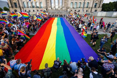 Die Flagge anlässlich des diesjährigen CSD ist 400 Quadratmeter groß