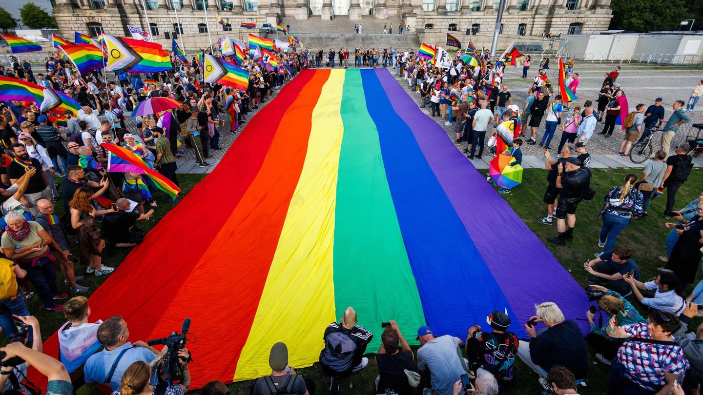 Christopher Street Day: Riesige Regenbogenflagge vor Reichstagsgebäude ausgerollt
