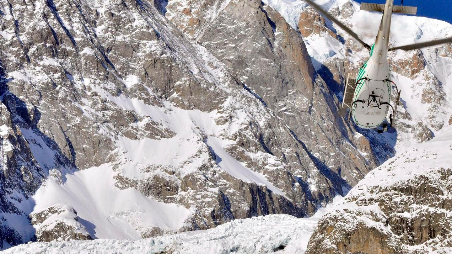 Eine Frau war im Aostatal auf etwa 2000 Metern Höhe unterwegs, als sie rund 100 Meter tief einen Felsabhang hinabstürzte
