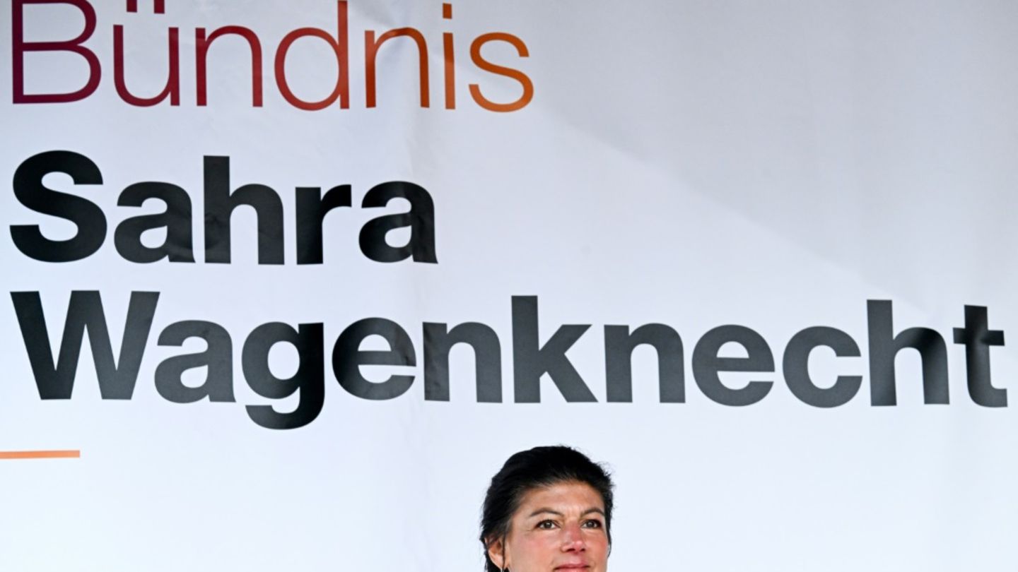 BSW-Schriftzug und Parteichefin Wagenknecht