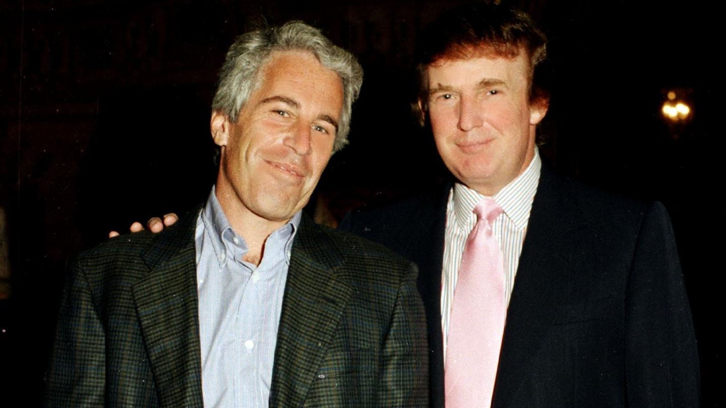 Skandal mit Sprengkraft: Mächtige Männer unter sich: Jeffrey Epstein (l.) und Donald Trump bei einer Party 1997 in Mar-a-Lago Mächtige Männer unter sich: Jeffrey Epstein (l.) und Donald Trump bei einer Party 1997 in Mar-a-Lago