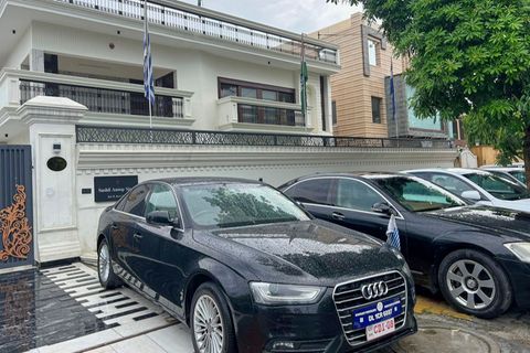 Luxusautos mit gefälschten diplomatischen Nummernschildern – der Mann aus Indien hatte an alles gedacht