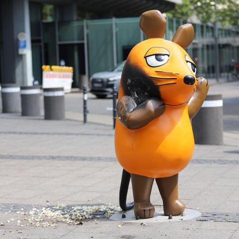 Ein großer Brandfleck verunziert ein Wahrzeichen von Köln: die WDR-Maus
