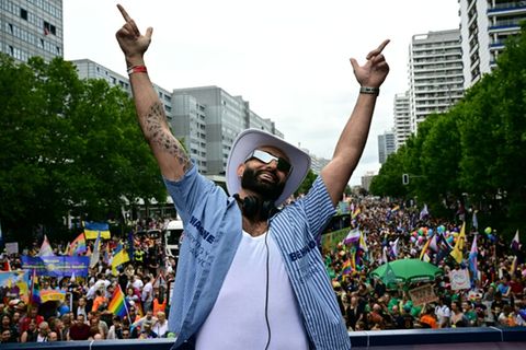 DJ auf einem Wagen beim CSD 2025 in Berlin