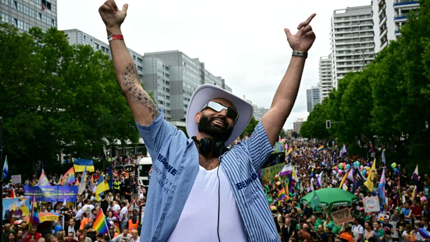 DJ auf einem Wagen beim CSD 2025 in Berlin
