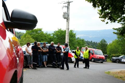 Rettungshelfer und ein Polizist am Unglücksort