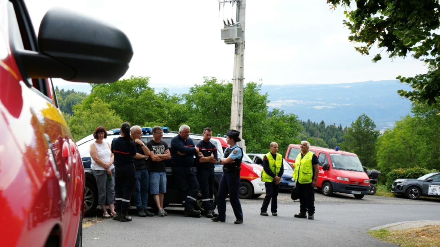 Rettungshelfer und ein Polizist am Unglücksort