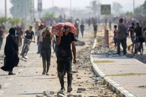 Palästinenser mit Hilfspaket nahe dem Netzarim-Korridors