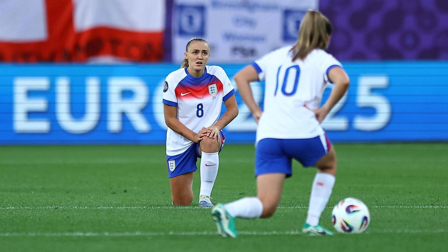 Englands Spielerinnen knien vor dem Spiel gegen die Schweiz bei der Frauen-EM