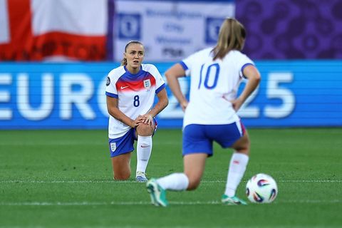 Englands Spielerinnen knien vor dem Spiel gegen die Schweiz bei der Frauen-EM