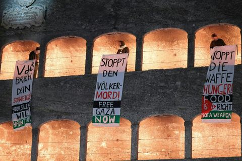 Aktivisten entrollen Banner bei Salzburger Festspielen