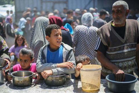 Palästinenser stehen für ein warmes Essen an