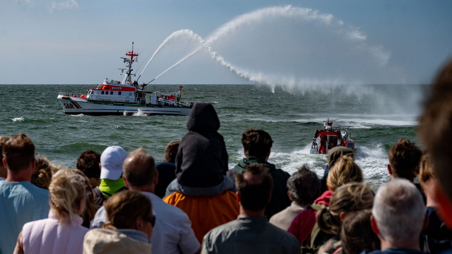 Tag-der-Seenotretter-Rettung-per-Seil-und-Kreuzer-Seenotretter-geben-Einblicke