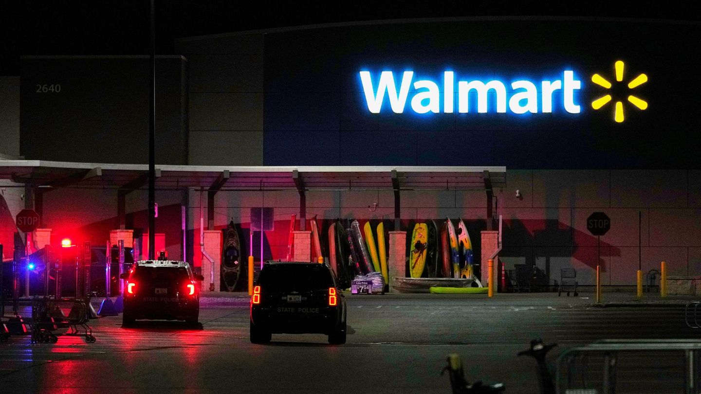Polizei-Wagen stehen nach dem Messerangriff vor dem Laden der in den USA sehr beliebten Walmart