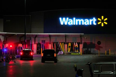 Polizei-Wagen stehen nach dem Messerangriff vor dem Laden der in den USA sehr beliebten Walmart