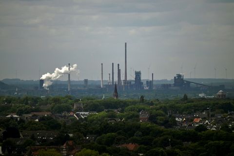Blick auf Industrieanlagen in Duisburg