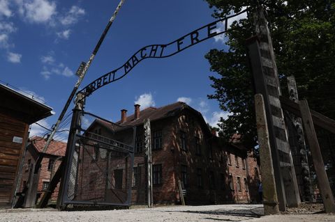 Das Eingangstor des KZ Auschwitz mit dem zynischen Motto "Arbeit macht frei"
