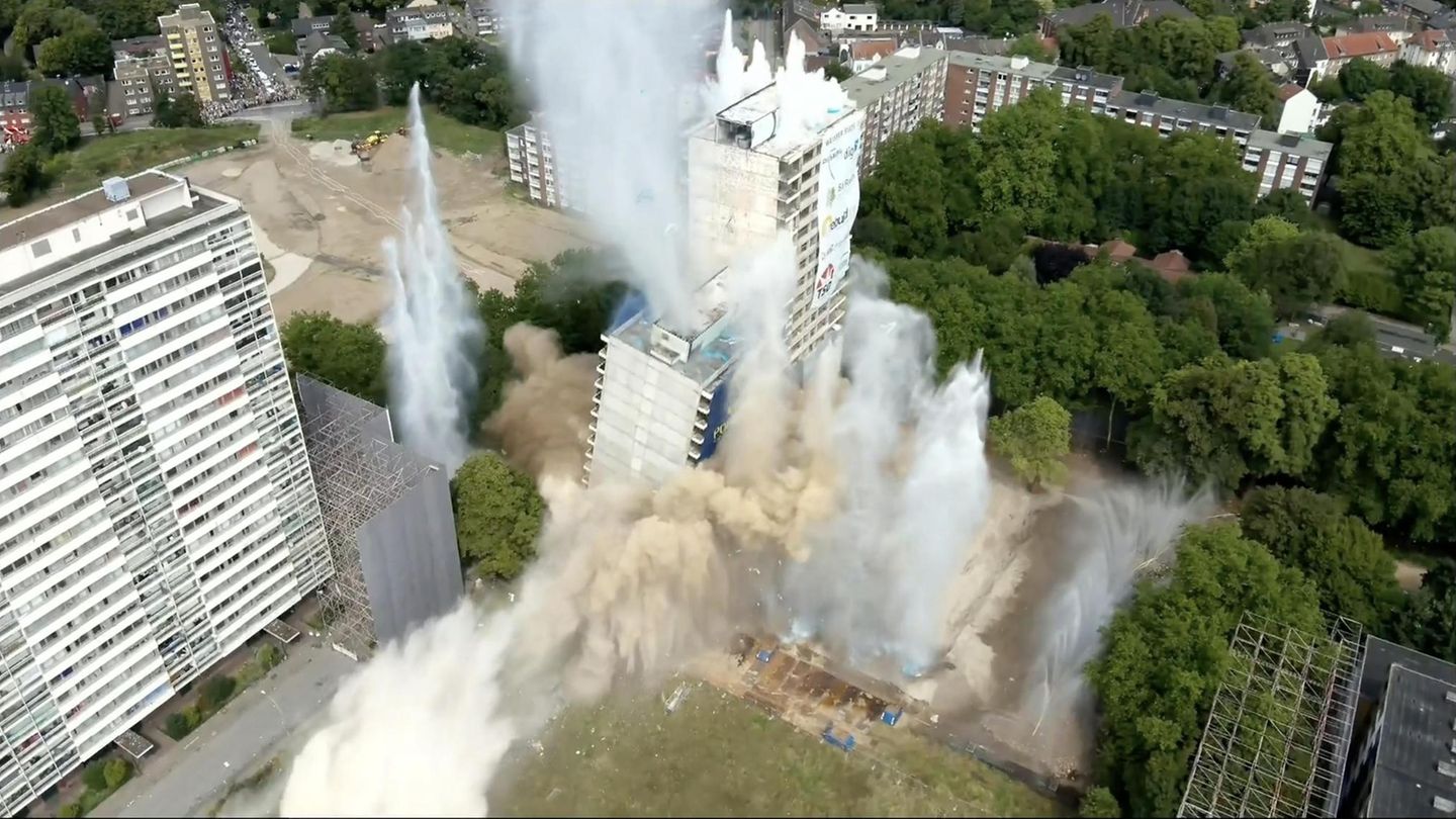 Sprengung im Video: Dritter Weißer Riese in Duisburger Problemviertel abgerissen