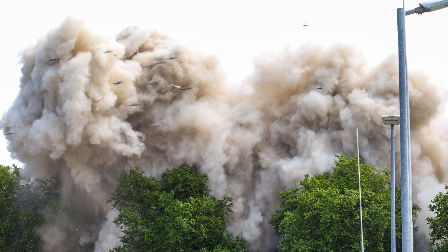 Hochhaus abgerissen: Weißer Riese in Duisburger Brennpunkt gesprengt