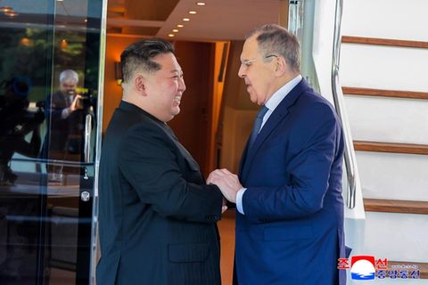 Nordkoreas Machthaber Kim (l.) und Russlands Außenminister Lawrow