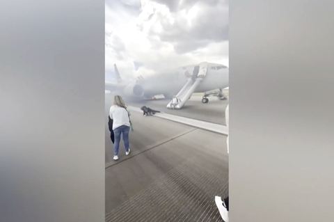 Denver: Passagiere fliehen aus qualmender Boeing 737