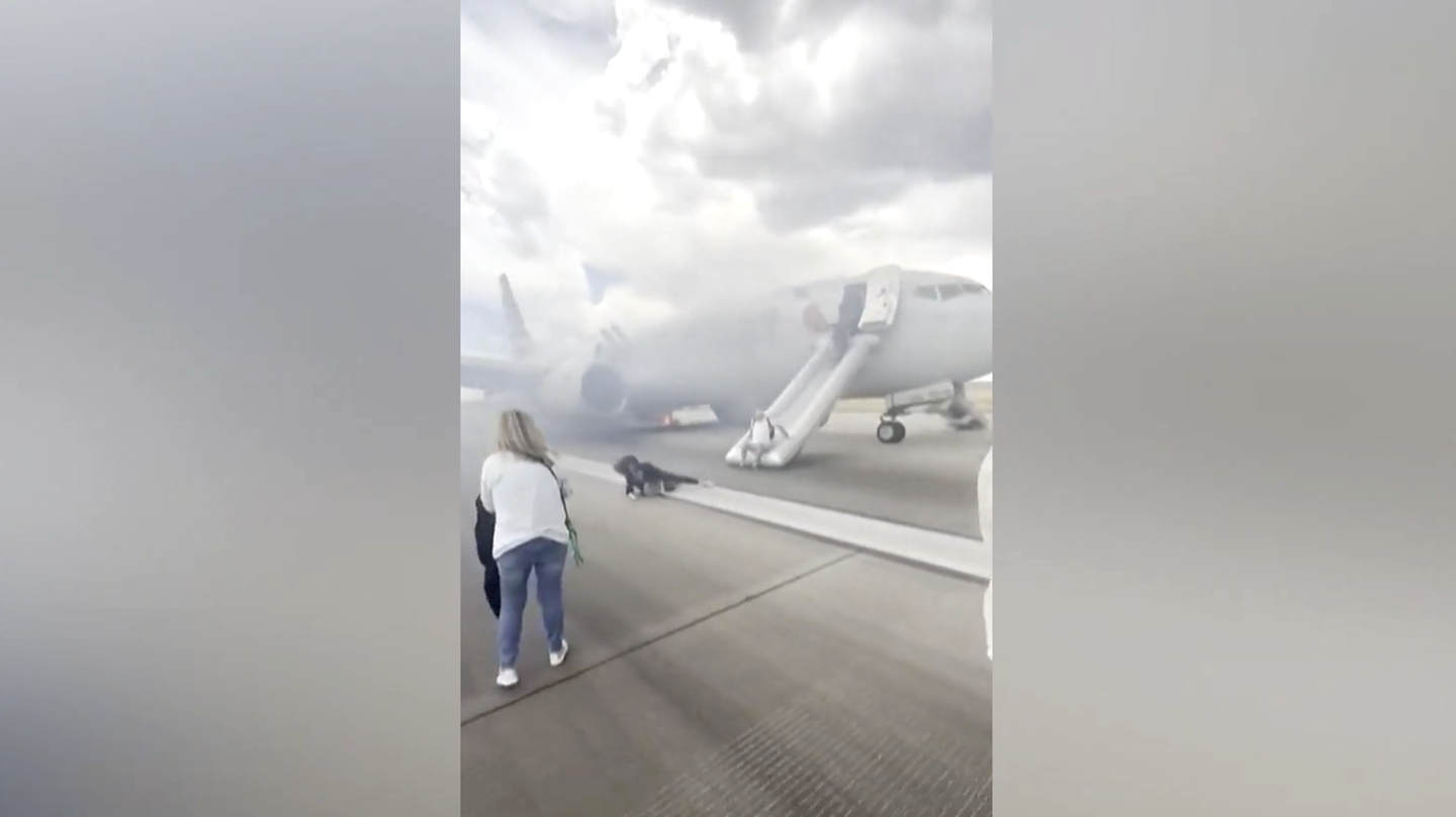 Denver-Passagiere-fl-chten-aus-qualmender-Boeing-737