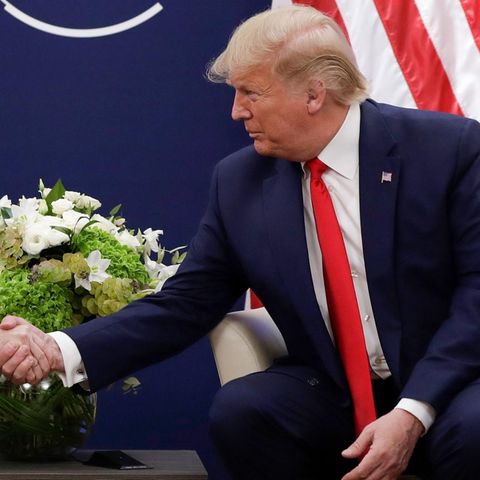 Ursula von der Leyen und Donald Trump schütteln sich die Hände (Archivbild)