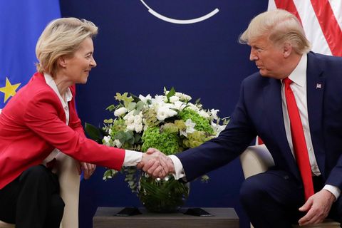 Ursula von der Leyen und Donald Trump schütteln sich die Hände (Archivbild)
