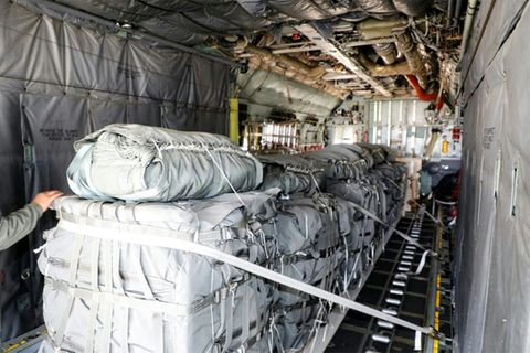 Humanitäre Hilfsgüter an Bord eines jordanischen Flugzeugs
