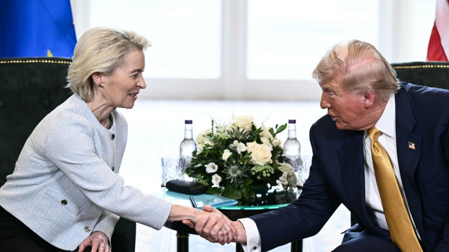 Von der Leyen und Trump schütteln Hände in Turnberry