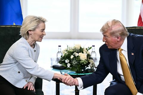 Von der Leyen und Trump schütteln Hände in Turnberry