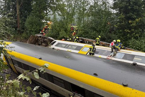 Rettungskräfte suchen in einem entgleisten Zug in Oberschwaben nach Fahrgästen