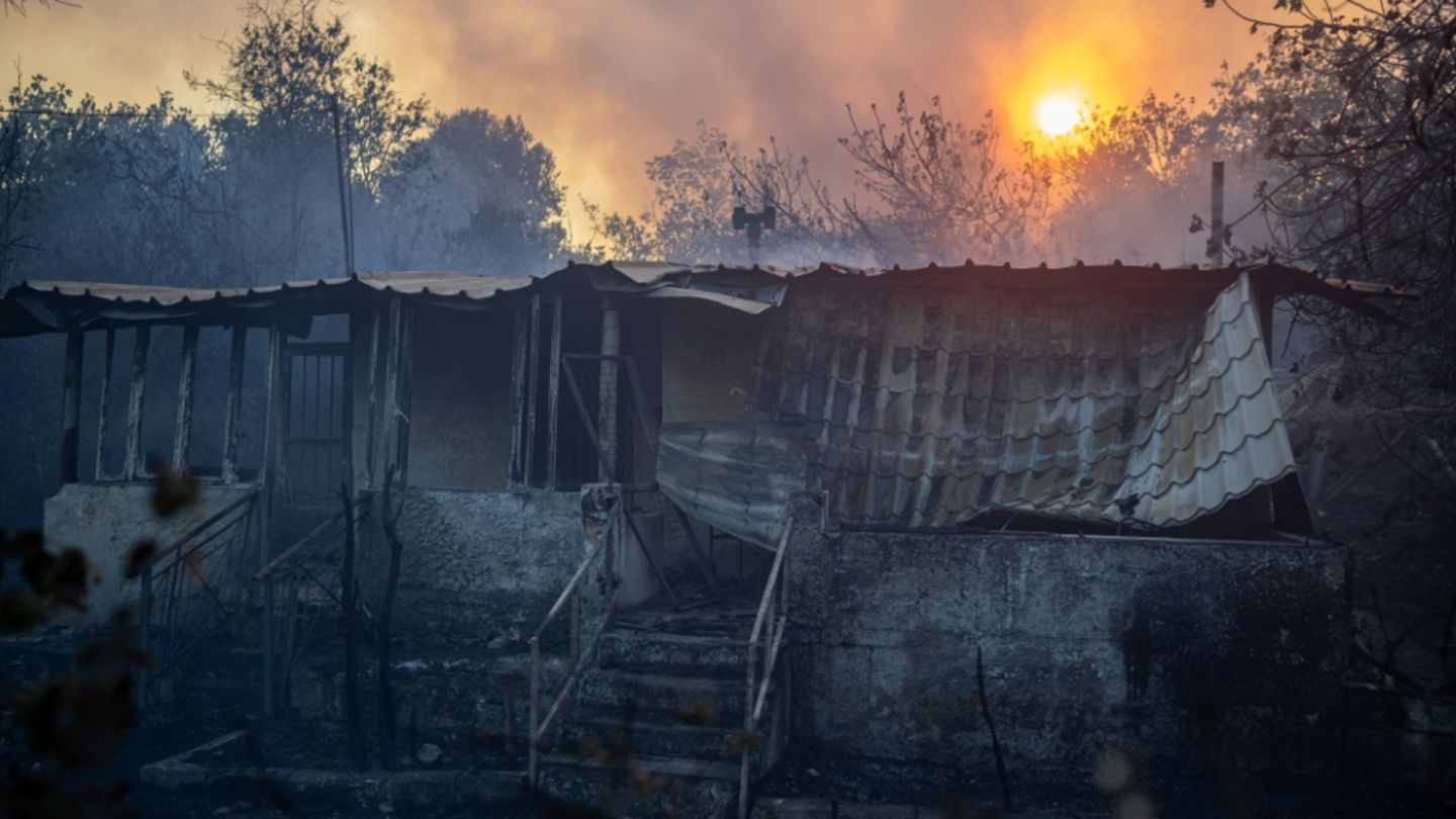 Kampf gegen die Flammen auf der Halbinsel Peleponnes