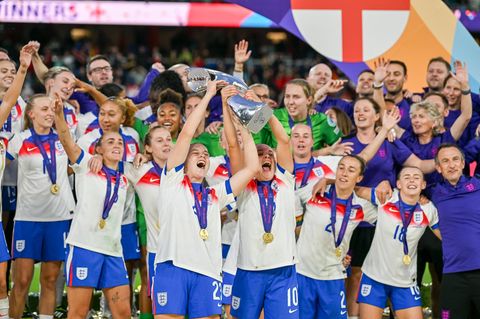 Die "Lionesses" feiern mit dem Pokal: England setzt sich im Finale der Frauen-EM gegen Spanien durch