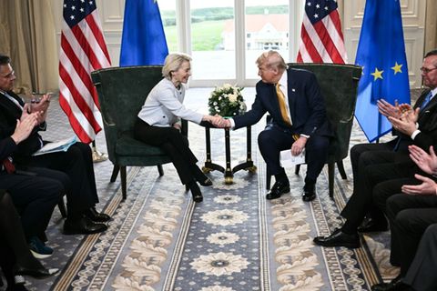 Von der Leyen und Trump besiegeln die Einigung mit einem Handschlag