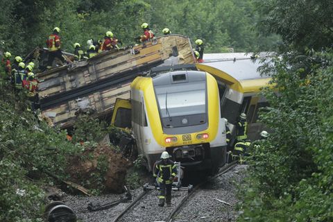 Rettungskräfte suchen im Kreis Biberach, Baden-Württemberg in dem entgleisten Zug nach Fahrgästen