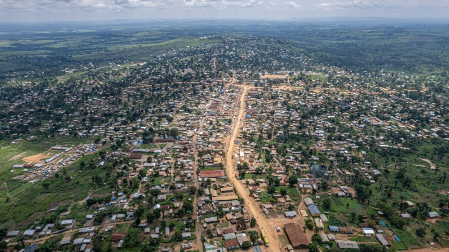 Luftansicht der Stadt Komanda im Nordosten der DR Kongo