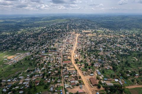 Luftansicht der Stadt Komanda im Nordosten der DR Kongo