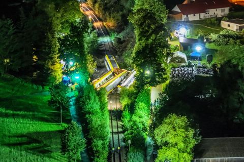 Zugunglück: Waggons liegen nach dem Zugunglück ineinander verkeilt auf einer Bahnstrecke in Baden-Württemberg