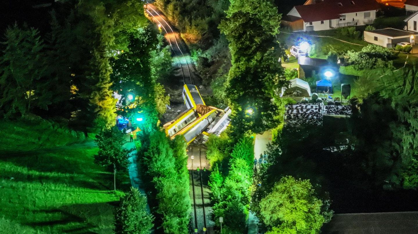 Zugunglück: Waggons liegen nach dem Zugunglück ineinander verkeilt auf einer Bahnstrecke in Baden-Württemberg