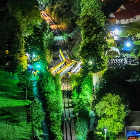 Zugunglück: Waggons liegen nach dem Zugunglück ineinander verkeilt auf einer Bahnstrecke in Baden-Württemberg
