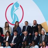 Prinzessin Charlotte blickt auf der Tribüne zu den spanischen Prinzessinnen rüber