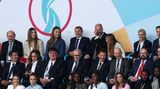Prinzessin Charlotte blickt auf der Tribüne zu den spanischen Prinzessinnen rüber