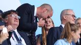 Prinz William beugt sich zu seiner Tochter gherunter und hört ihr zu