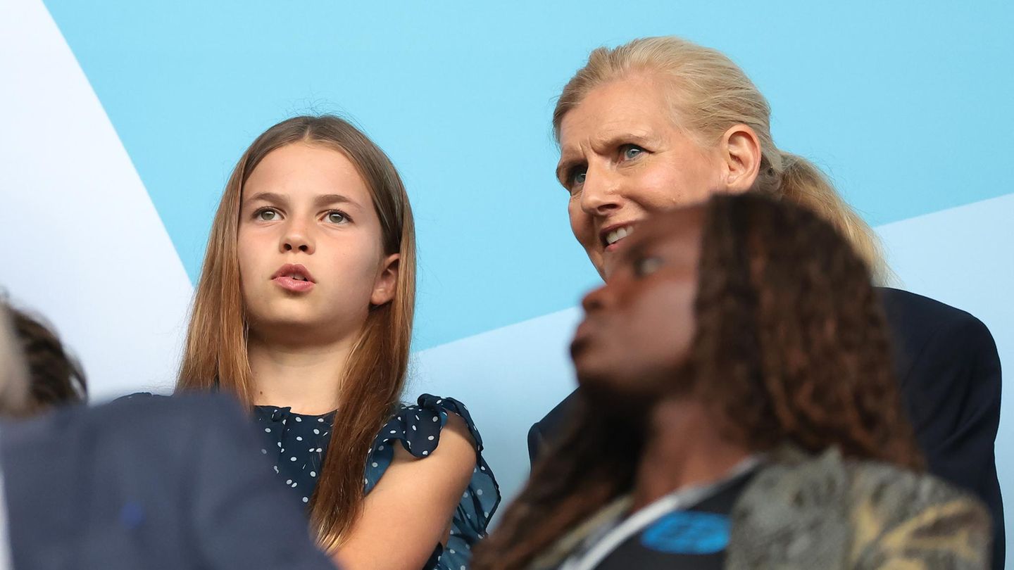 Prinzessin Charlotte auf der Ehrentribüne neben der