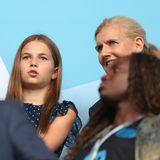 Prinzessin Charlotte auf der Ehrentribüne neben der